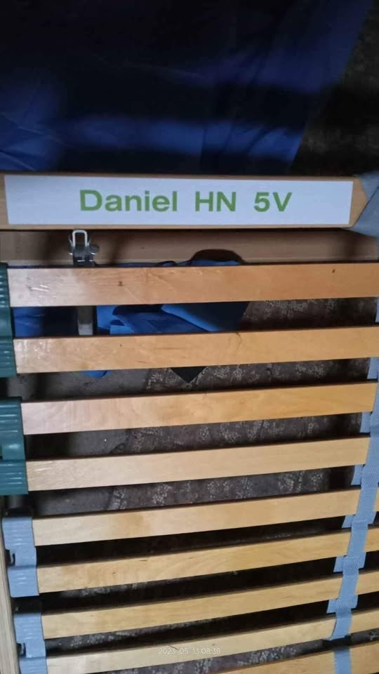 Polohovací rošt na dvě postele jako novéZdarma matrace