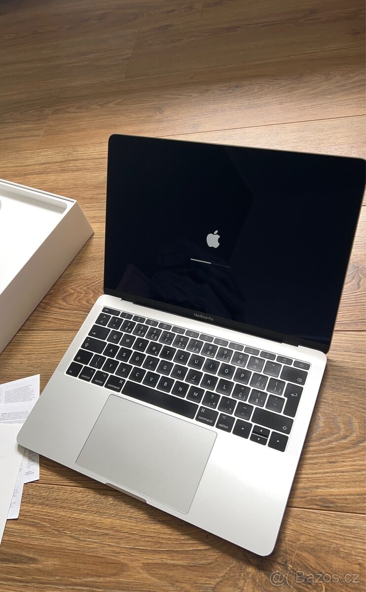 Macbook Pro z roku 2019, nová baterie, nabíječka, kabel