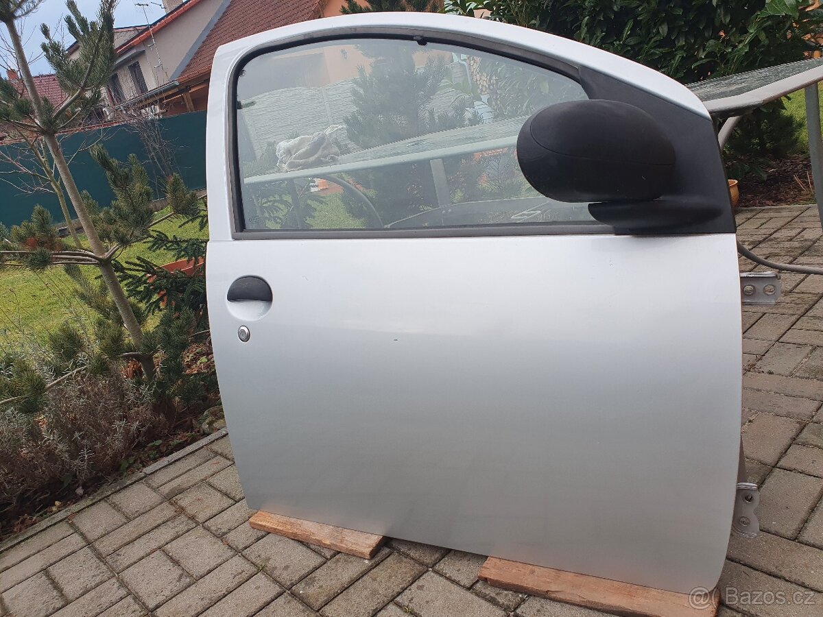 Pravé přední dveře Peugeot 107, Toyota Aygo, Citroen C1
