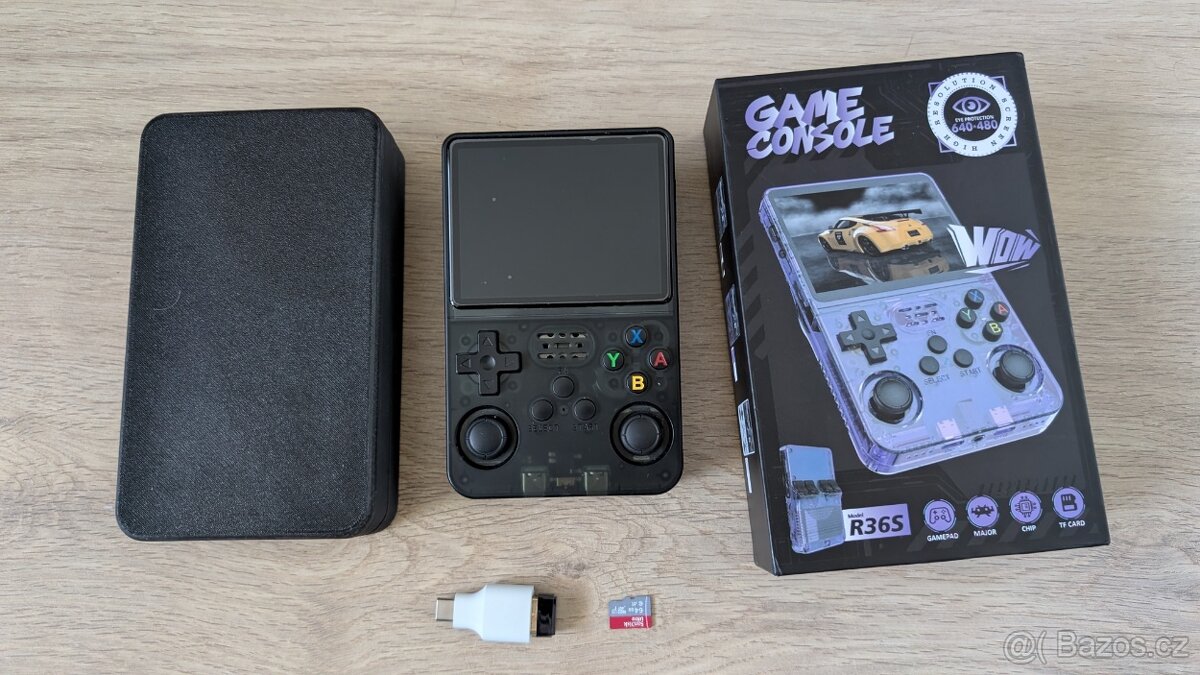 Konzole R36S s příslušenstvím
