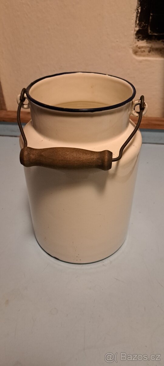 Smaltovaná bandaska na mléko