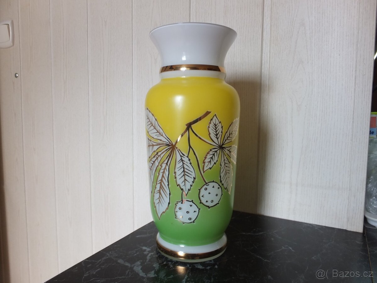 Starožitná krásná velká váza z opálového skla, výš. 28 cm.