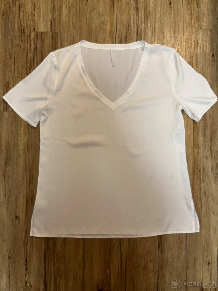 Krásná lesklá halenka