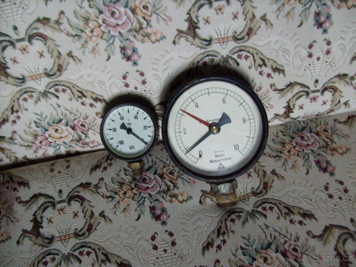 Tři různé manometry.