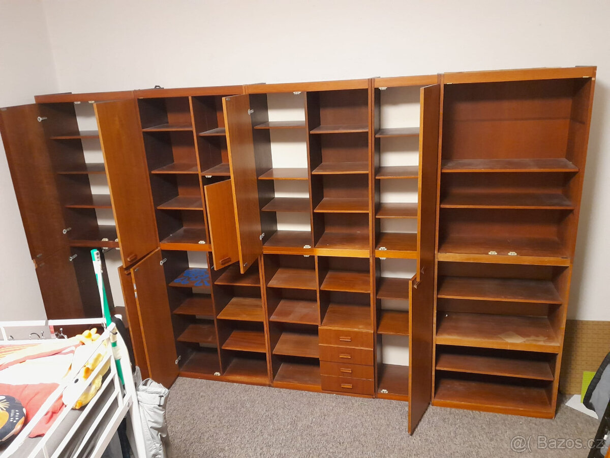 Starší obývací stěna