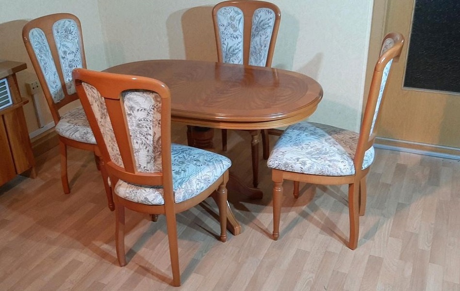 Stůl rozkládací jídelní a 4 židle - dřevo třešeň