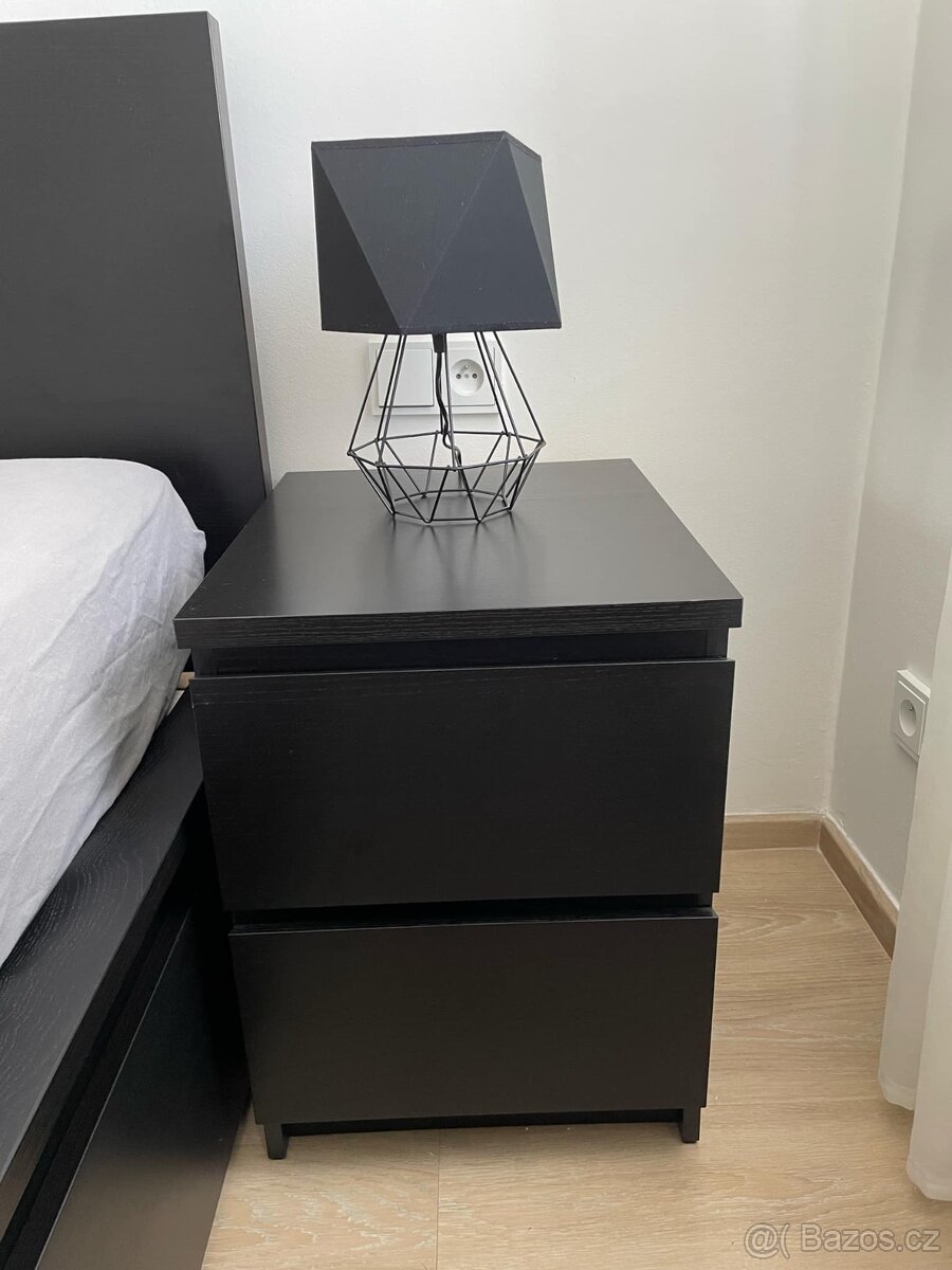 Dvě lampičky k nočnímu stolku