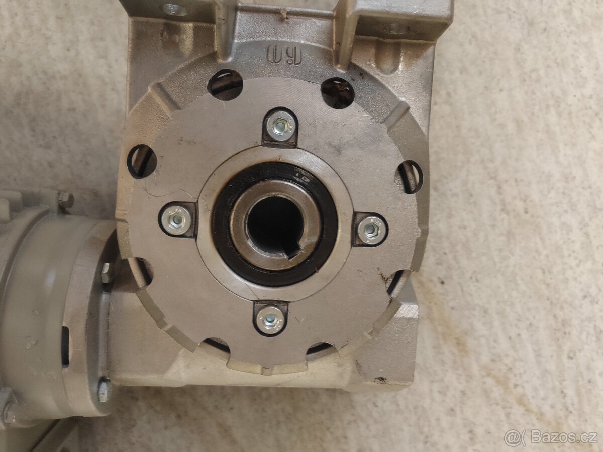 Elektromotor s převodovkou