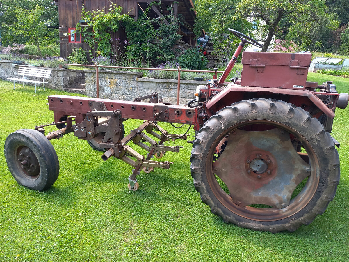 Traktor RS 09 se žací lištou, všerobem a sečkou