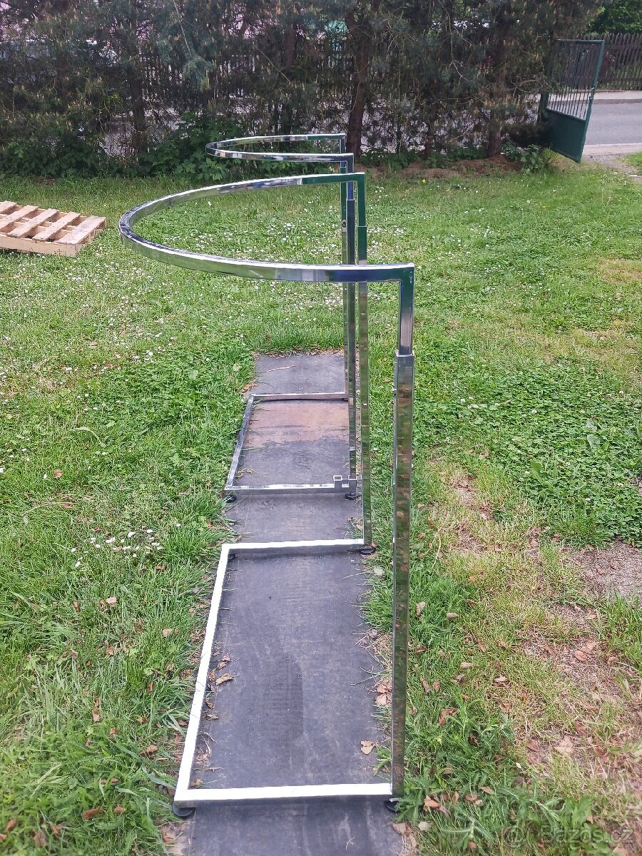 Stojan na oděvy