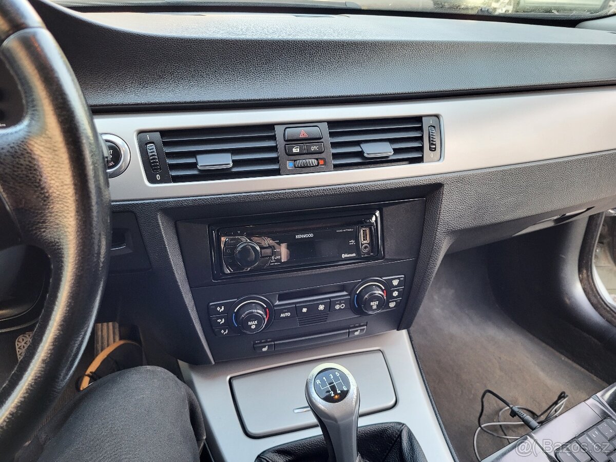 Rádio BMW E90 Kenwood KDC-BT52U