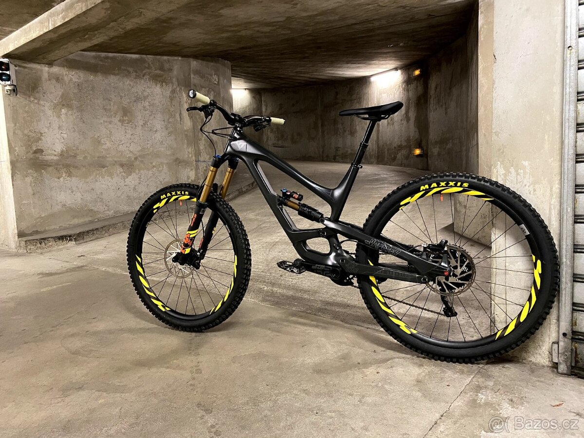 YT Capra CF Pro Race 29