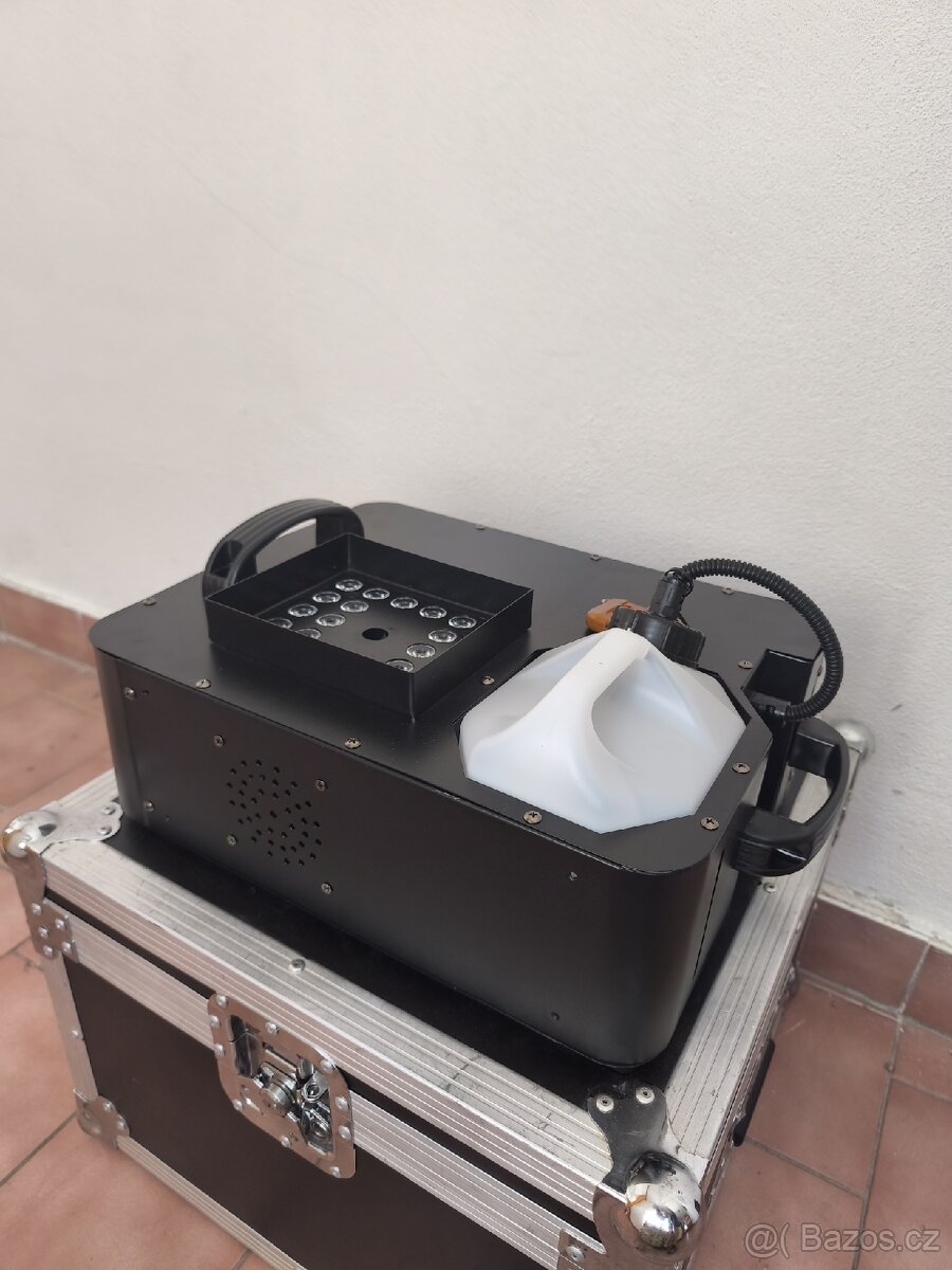 Vertikální LED výrobník mlhy 1500w