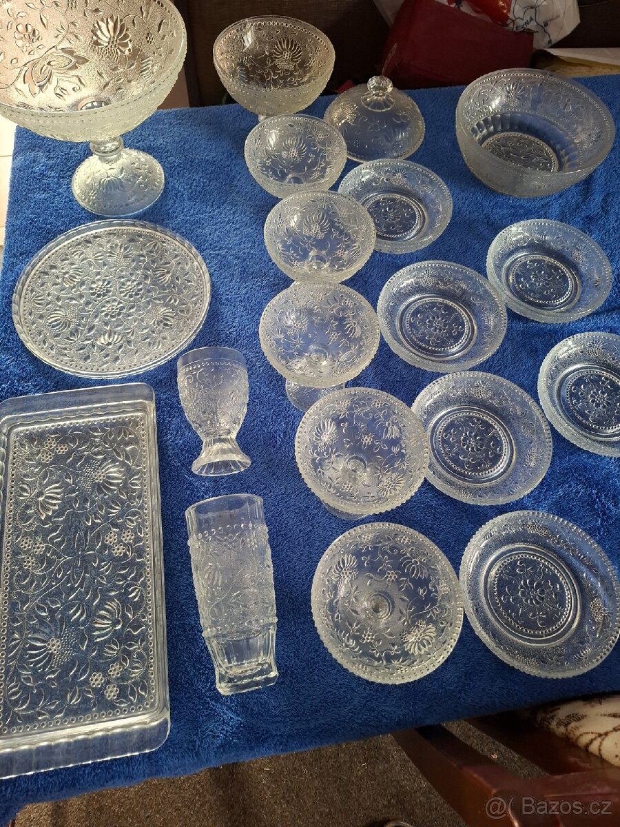 Velká sada lisované sklo