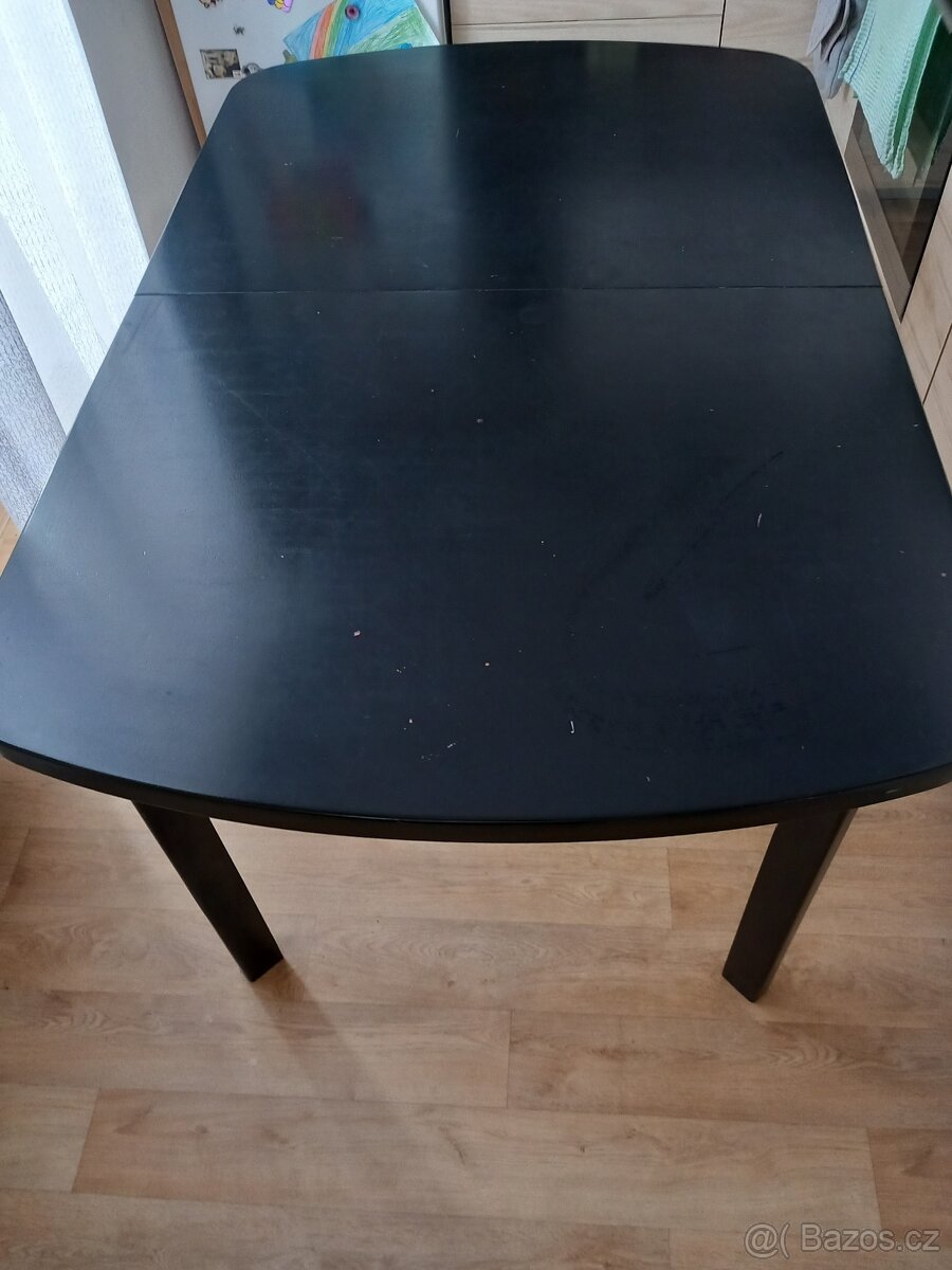 Jídelní stůl