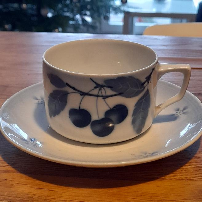 Porcelánový šálek s podšálkem