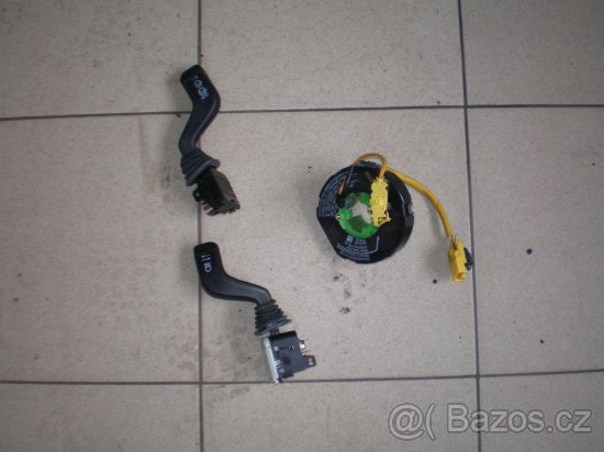 Opel Corsa 1.0 - přepínací páčky pod volant