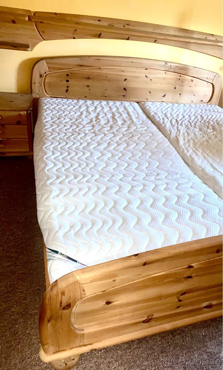 Postel manželská z masivního dřeva