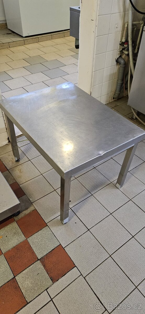 Nerezovy stul sniženy