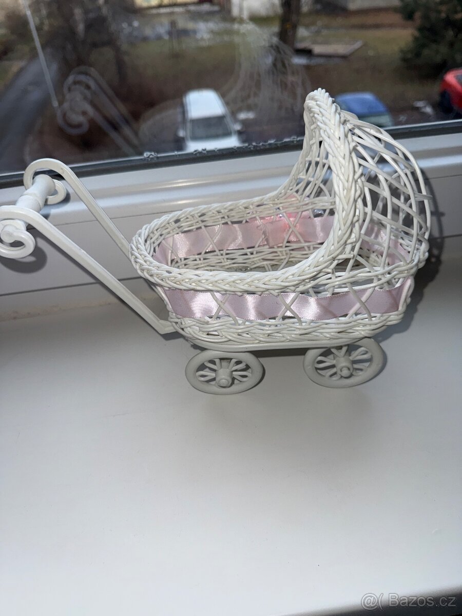 Kočárek s panenkou