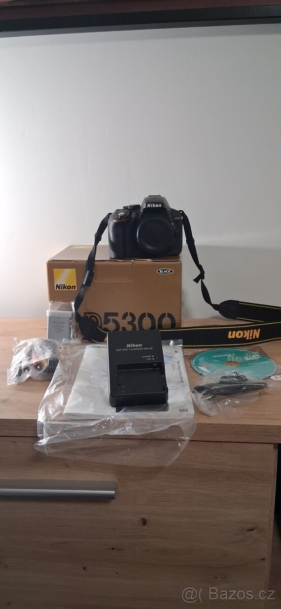 Nikon D5300 s příslušenstvím