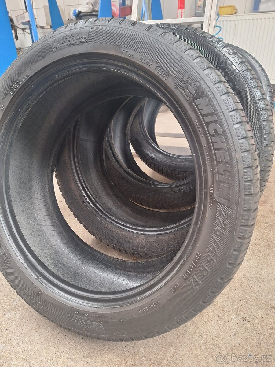Celoroční pneumatiky Michelin R17
