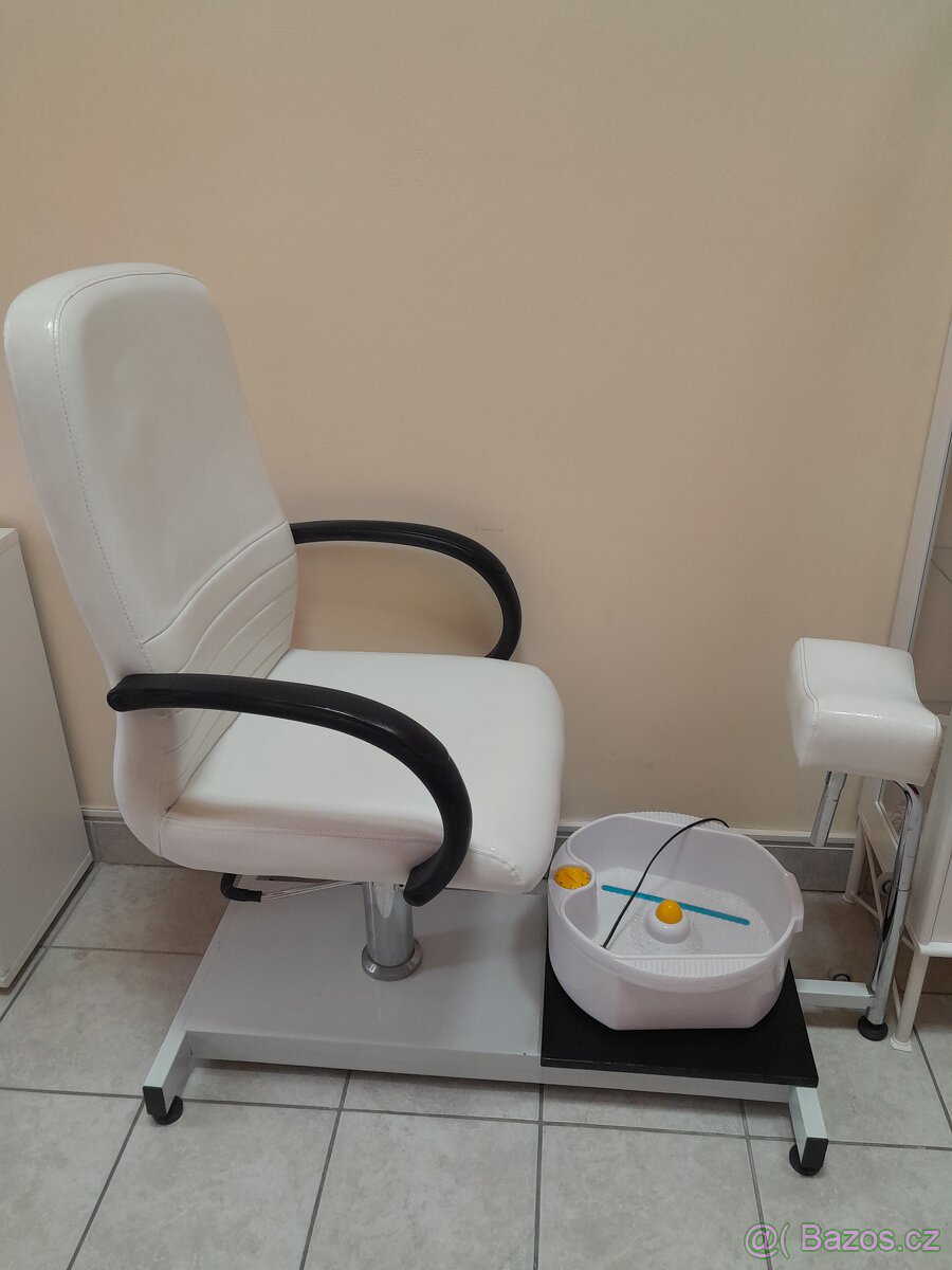 Pedikérské křeslo s vaničkou