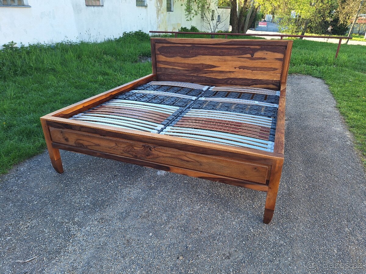 Masivní postel 180x200 - PALISANDR