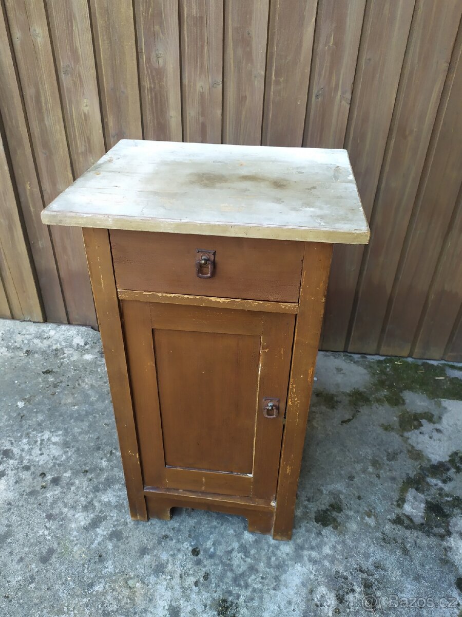 Starý noční stolek