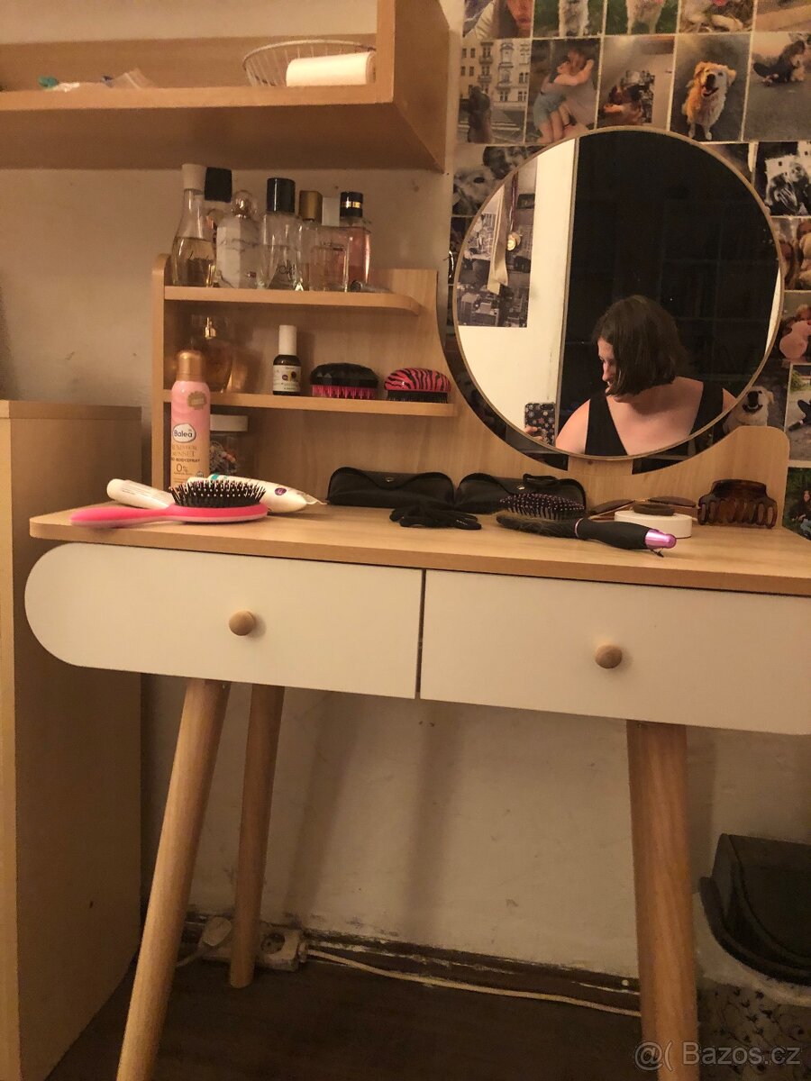 Prodám kosmetický stolek
