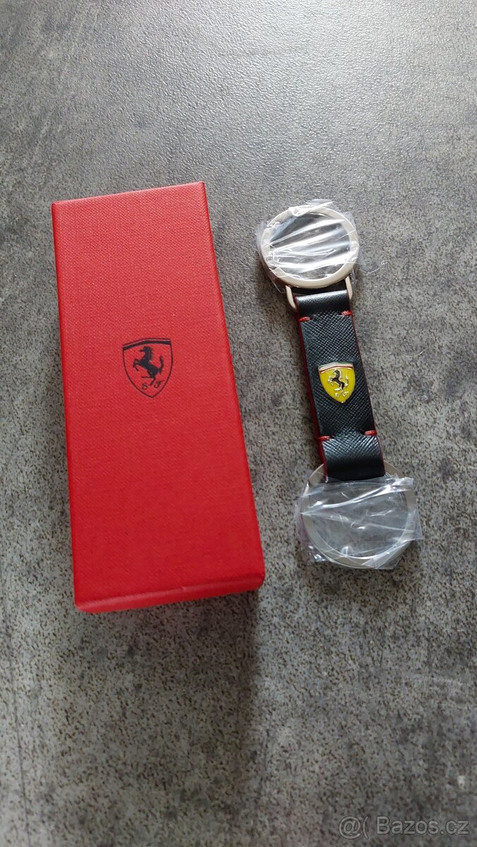 Originální kožená Ferrari klíčenka