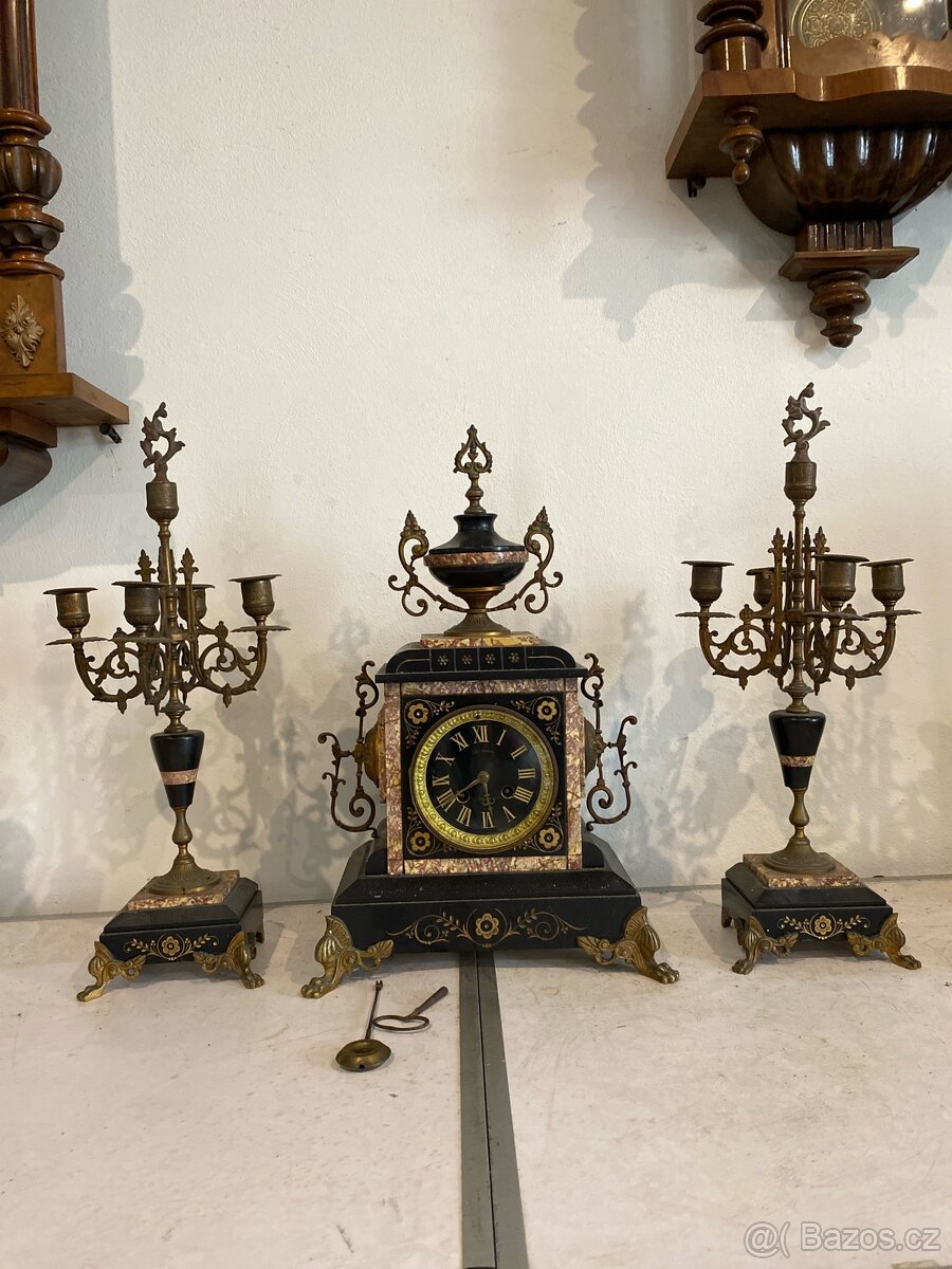 Staré mramorové hodiny. V 49 cm, Š 25 cm, H 16 cm