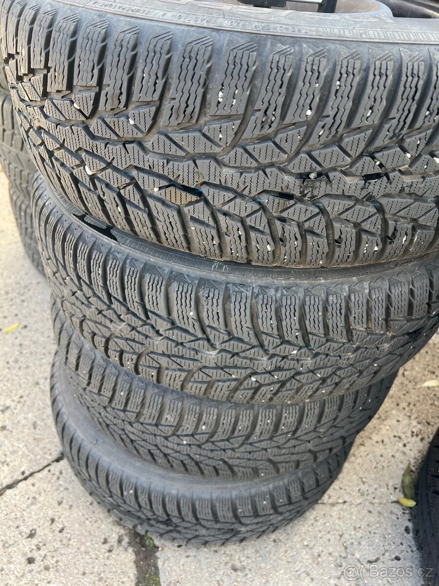 195/65 R15 zimní Nokia + plech Peuegot