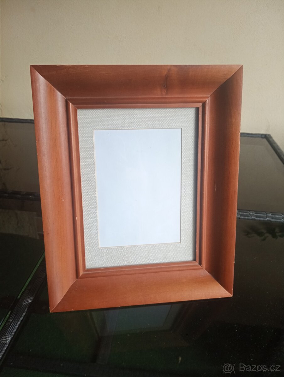 Dřevěný rámeček na fotografii IKEA