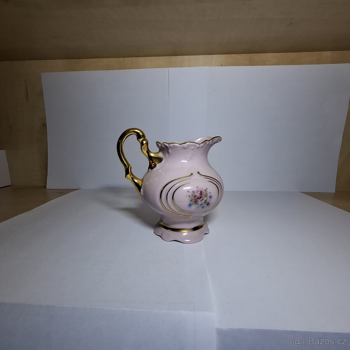 Mlékovka z růžového porcelánu