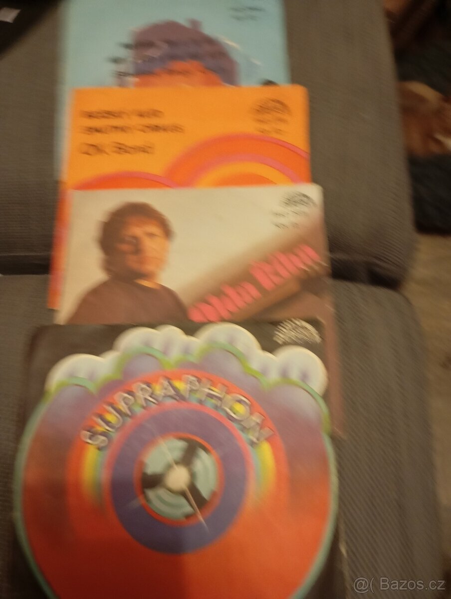 CD,Mc Lp a malý vinyl fota uvnitř