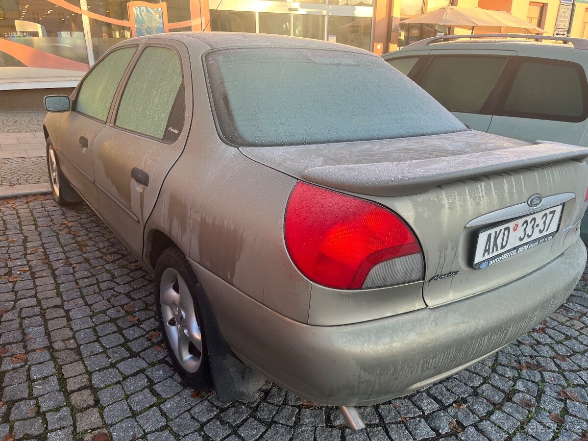 Koupím zadní světla Ford Mondeo Mk2 sedan