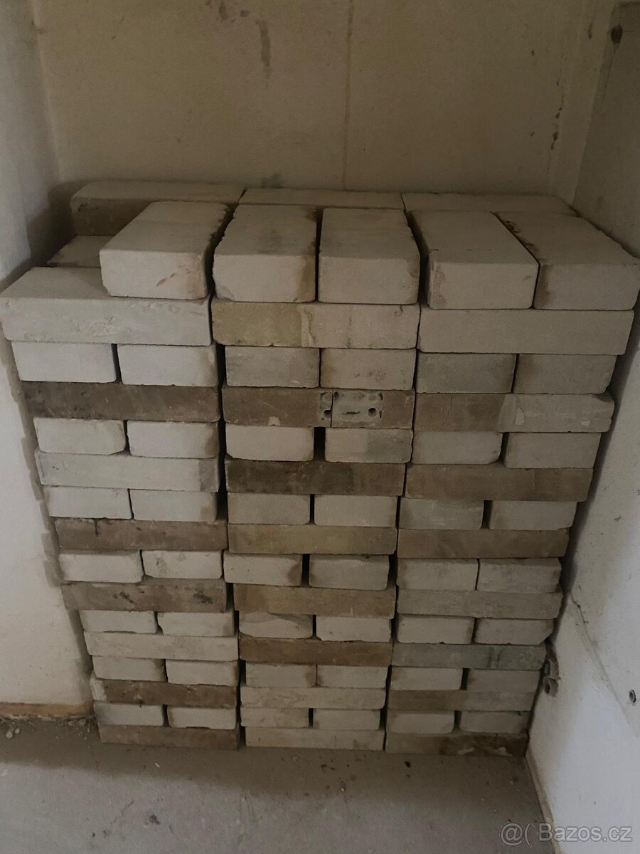 Bílé cementové cihly, použité