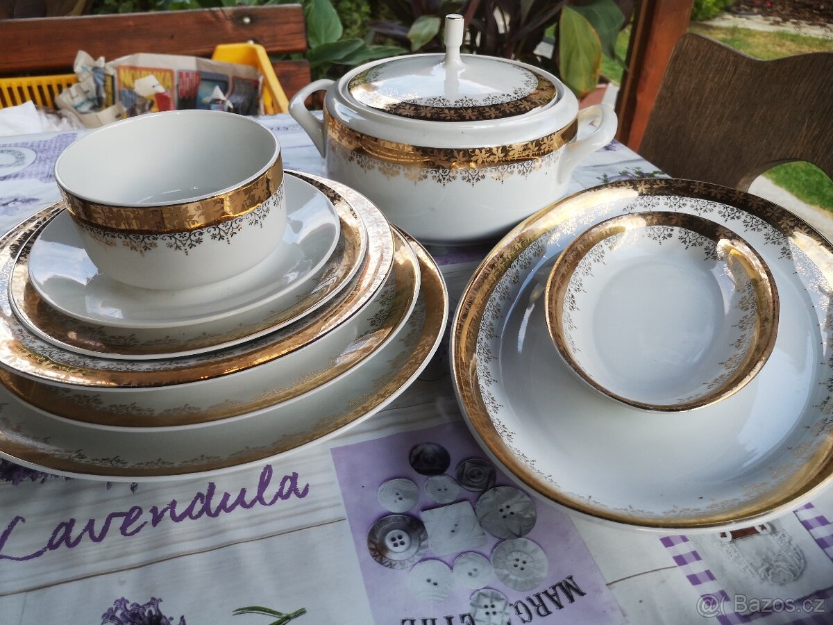 Nepoužitý jídelní servis