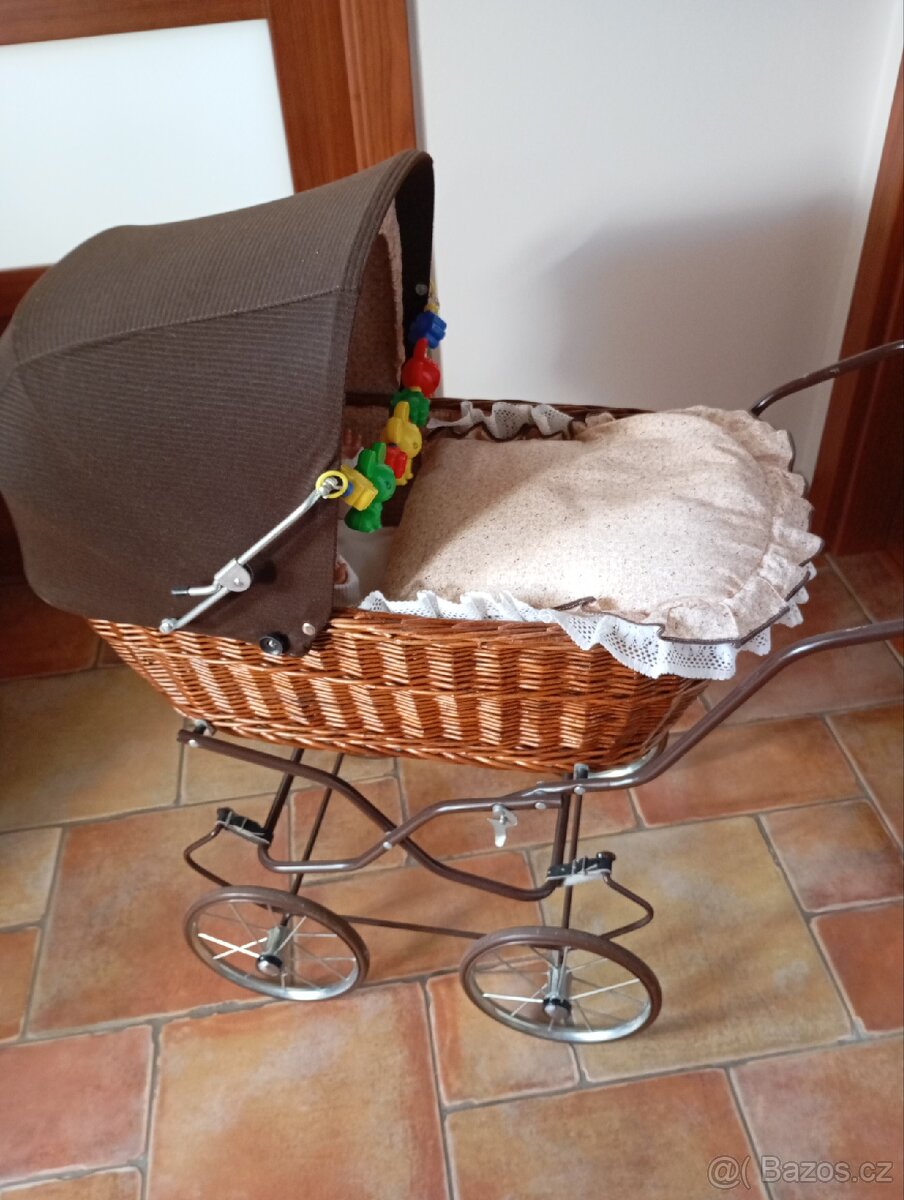 Retro kočárek pro panenky