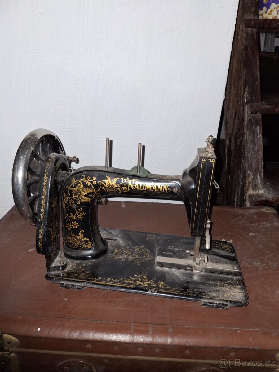 Starý šicí stroj Naumann
