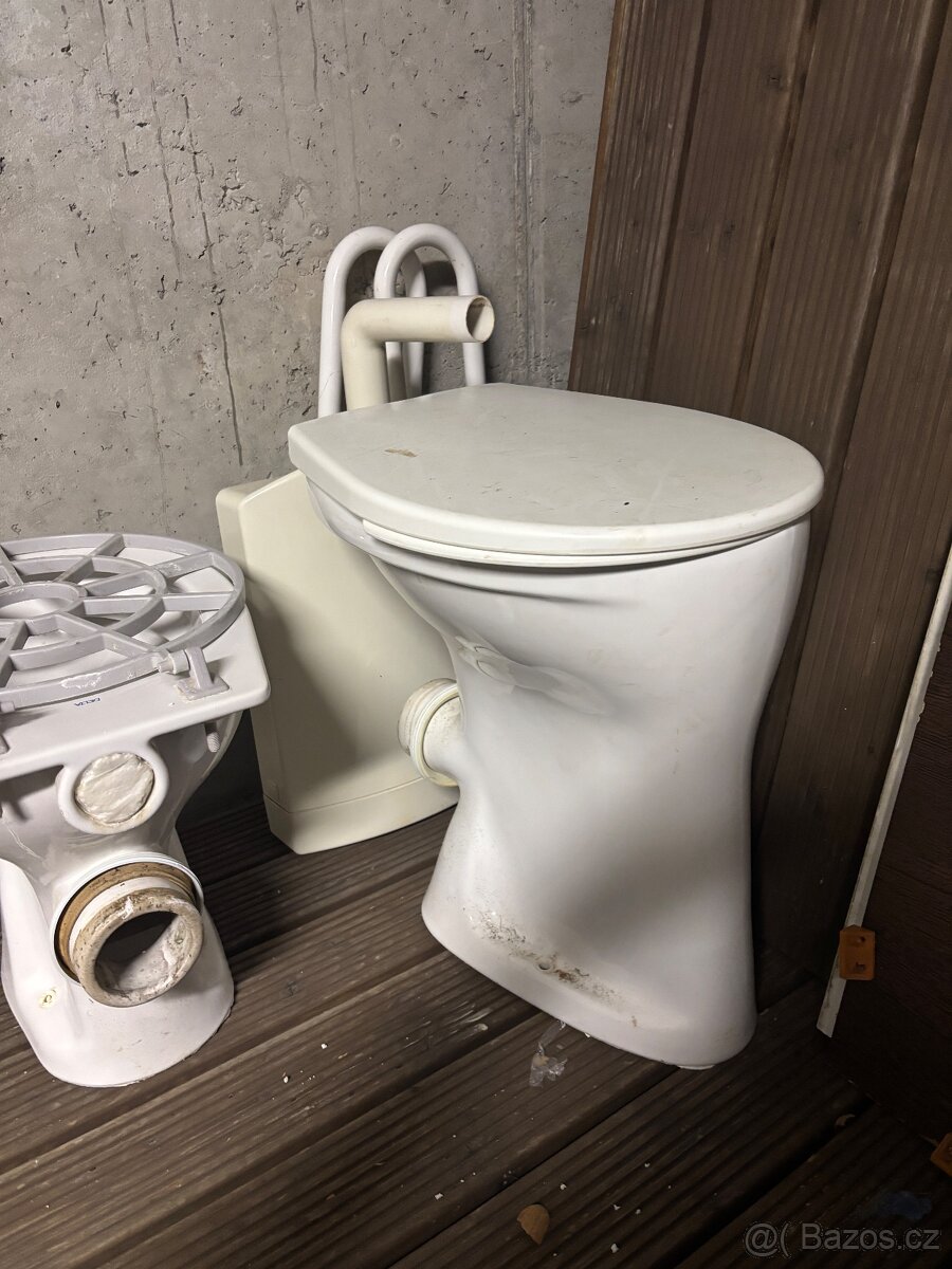 Záchodová mísa plus, včetně prkénka a madel