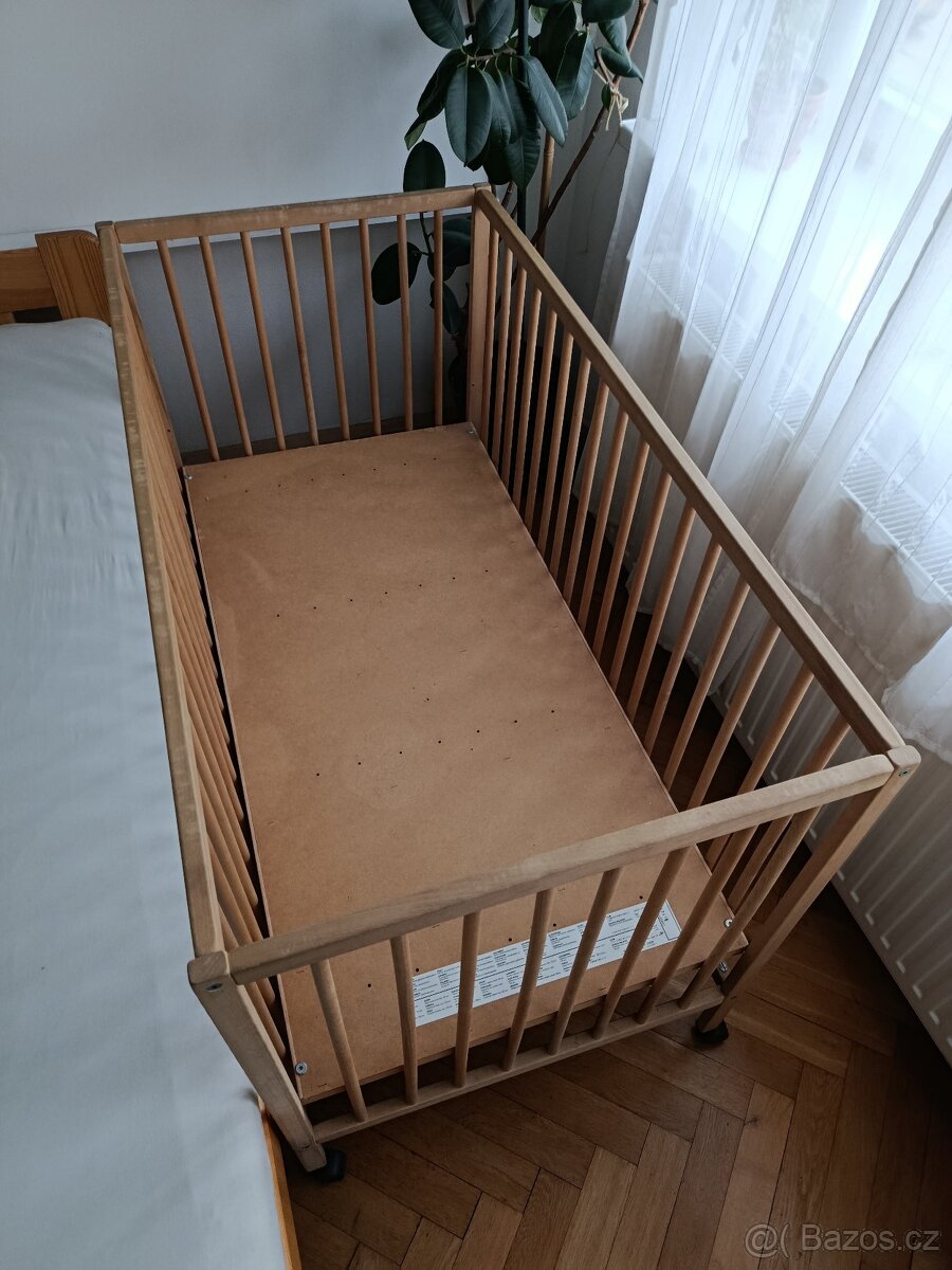 Dřevěná dětská postýlka