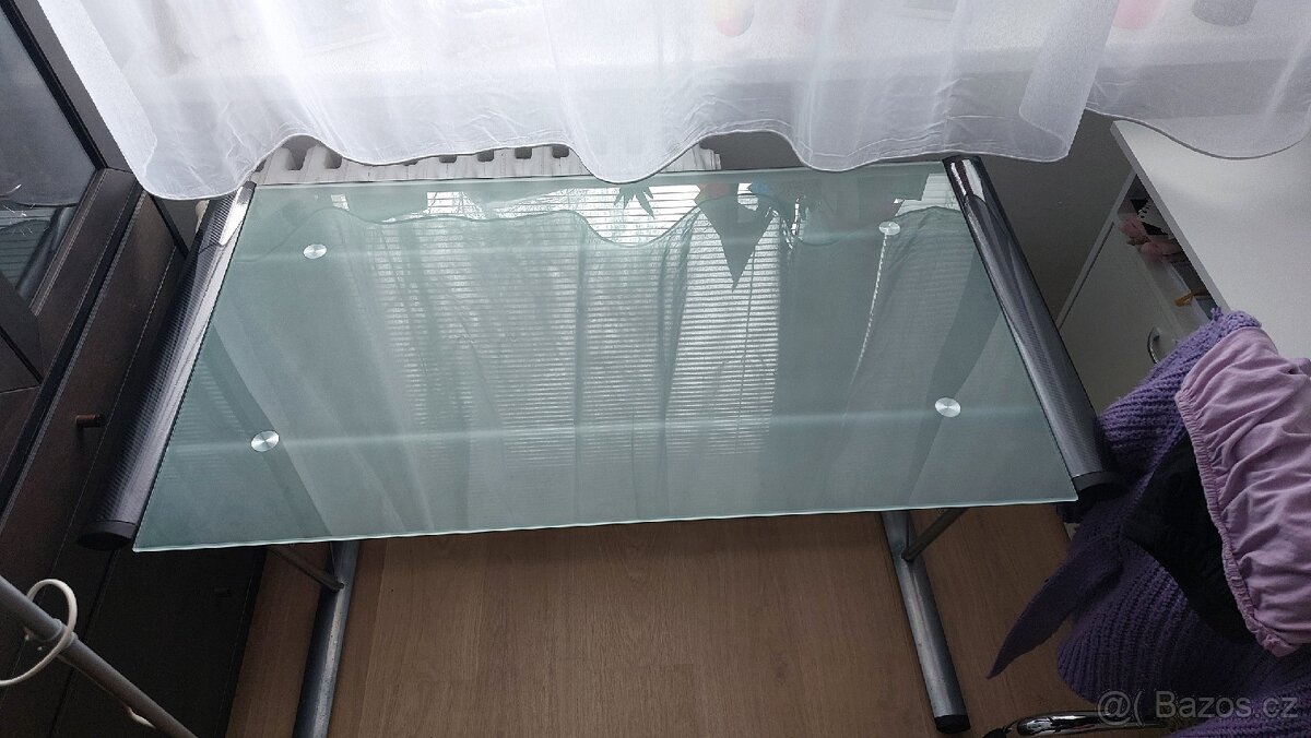 Skleněný stůl