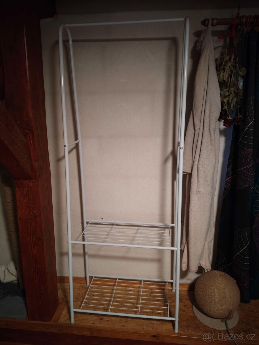Stojan na oblečení (bílá)