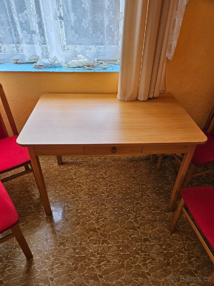 Kuchyňské židle a stůl