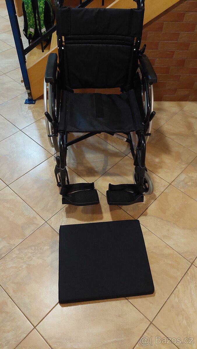 invalidní mechanický odehčený vozík ,šířka sedáku 50cm