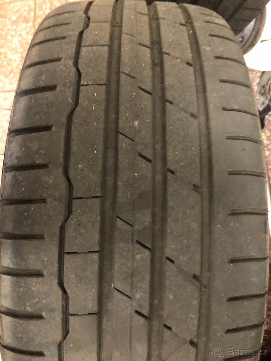Zánovní letní pneu 215/40 R18 Hankook