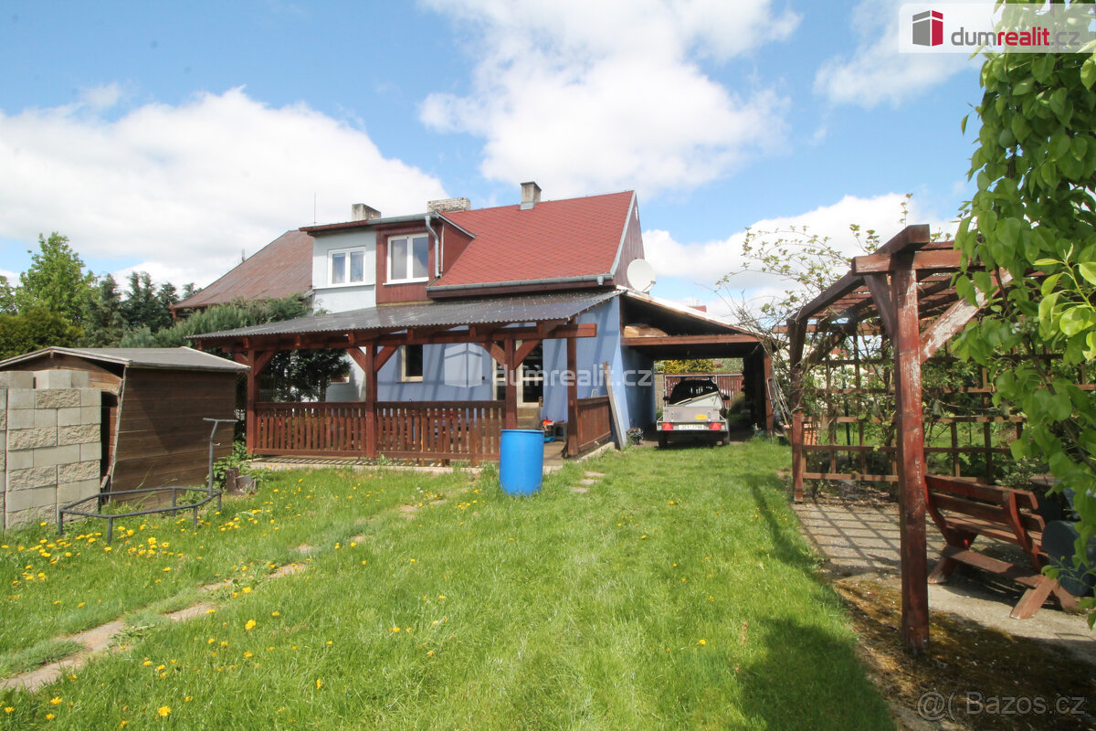 Pěkný řadový dům 3+1 s terasou, zahradou a parkovacím přístř
