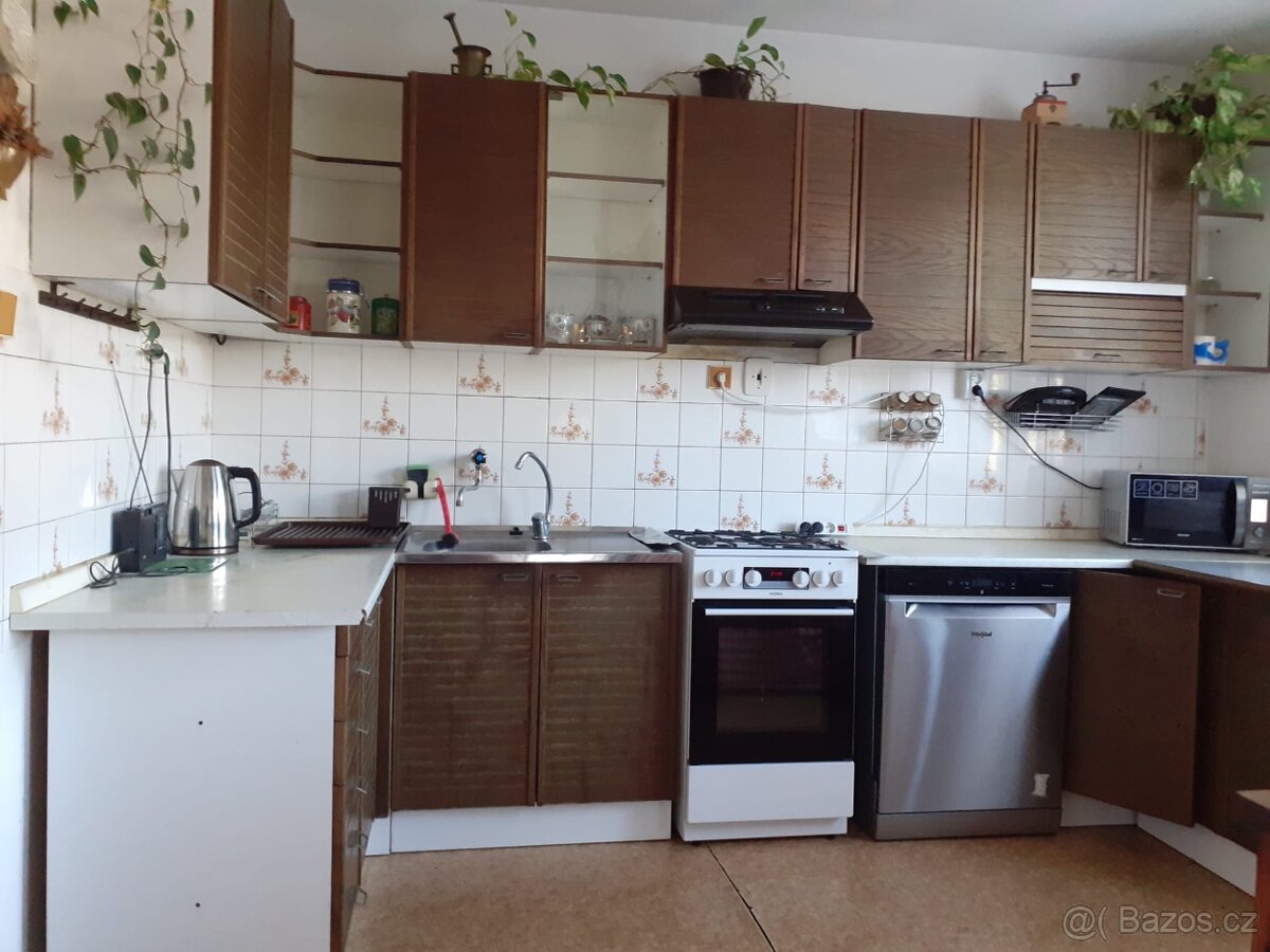 Kuchyňská linka, pult, rohová lavice, kamna
